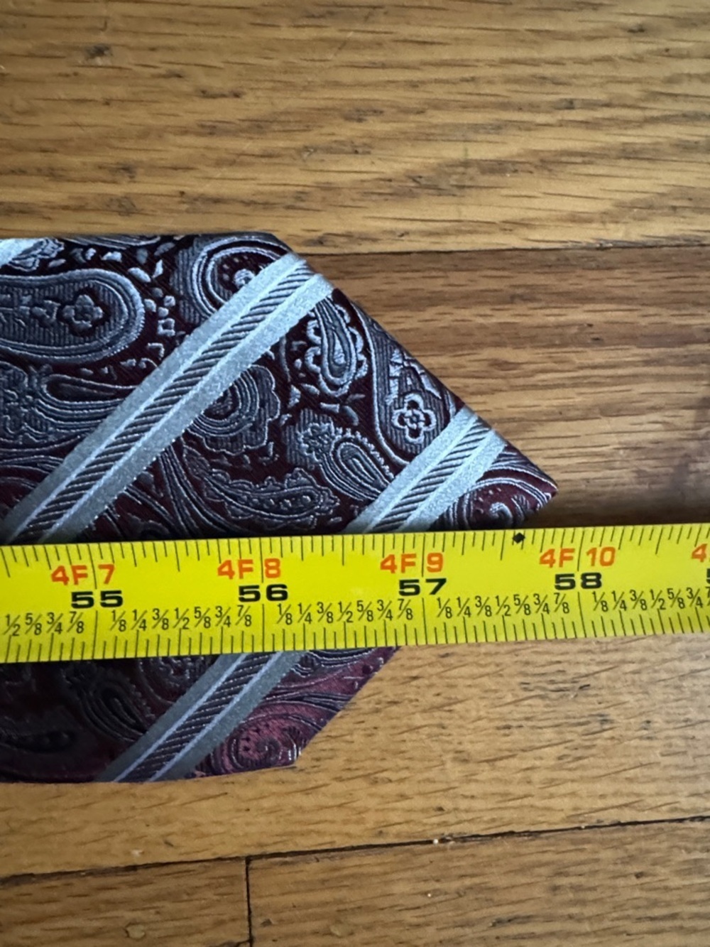 Sleek Pronto Uomo Burgundy Paisley Tie with Silver Stripes - Picture 5 of 6